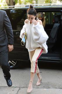 Kendall Jenner feet photo thumbnail
