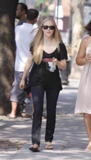 Amanda Seyfried feet photo thumbnail