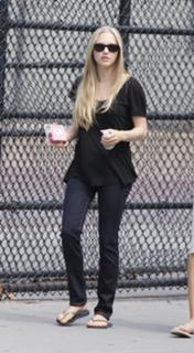 Amanda Seyfried feet photo thumbnail