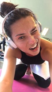 Adriana Lima feet photo thumbnail
