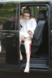 Kendall Jenner feet photo thumbnail