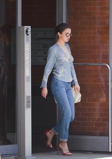 Selena Gomez feet photo thumbnail