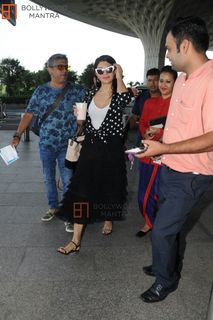 Jacqueline Fernandez feet photo thumbnail