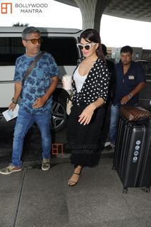 Jacqueline Fernandez feet photo thumbnail