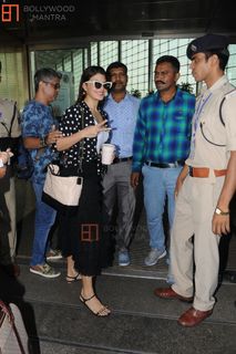 Jacqueline Fernandez feet photo thumbnail