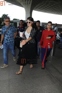 Jacqueline Fernandez feet photo thumbnail