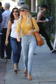 Julianne Hough feet photo thumbnail
