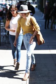 Julianne Hough feet photo thumbnail