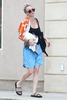 Kaley Cuoco feet photo thumbnail