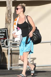 Kaley Cuoco feet photo thumbnail