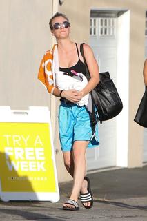 Kaley Cuoco feet photo thumbnail