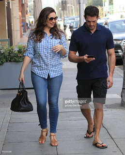 Kelly Brook feet photo thumbnail