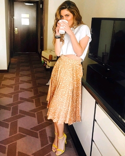 Maria Menounos feet photo thumbnail