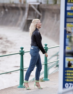 Pixie Lott feet photo thumbnail