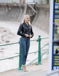 Pixie Lott feet photo thumbnail