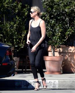 Charlize Theron feet photo thumbnail
