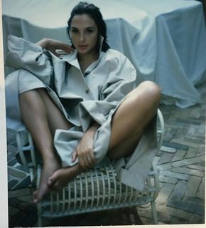 Gal Gadot feet photo thumbnail