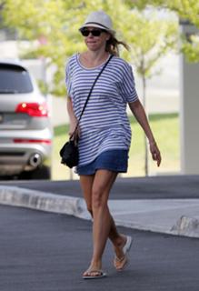 Naomi Watts feet photo thumbnail