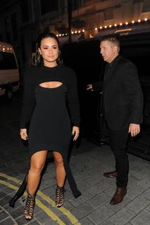 Demi Lovato feet photo thumbnail
