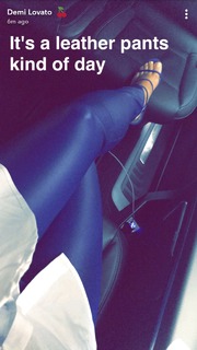 Demi Lovato feet photo thumbnail