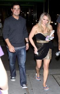 Hilary Duff feet photo thumbnail