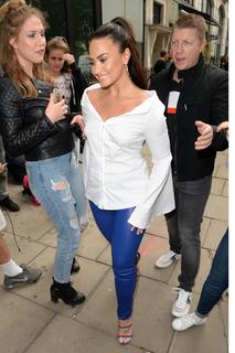 Demi Lovato feet photo thumbnail
