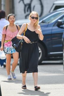 Dakota Fanning feet photo thumbnail