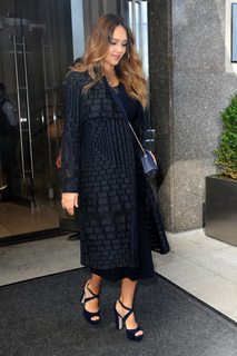 Jessica Alba feet photo thumbnail