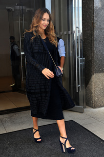 Jessica Alba feet photo thumbnail