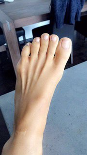 Emma Lovett feet photo thumbnail