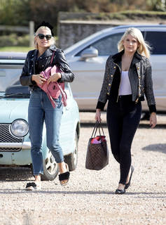 Pixie Lott feet photo thumbnail