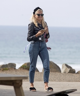 Pixie Lott feet photo thumbnail