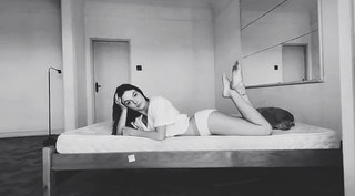 Isis Valverde feet photo thumbnail
