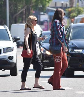 Kirsten Dunst feet photo thumbnail