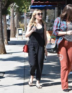 Kirsten Dunst feet photo thumbnail