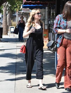 Kirsten Dunst feet photo thumbnail