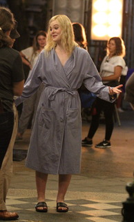 Elle Fanning feet photo thumbnail