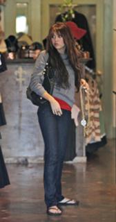 Miley Cyrus feet photo thumbnail