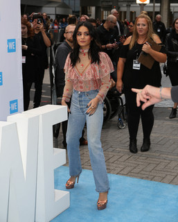 Vanessa Hudgens feet photo thumbnail