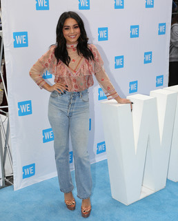 Vanessa Hudgens feet photo thumbnail