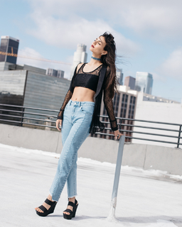 Victoria Justice feet photo thumbnail