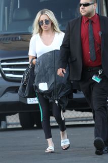Kaley Cuoco feet photo thumbnail