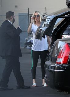 Kaley Cuoco feet photo thumbnail