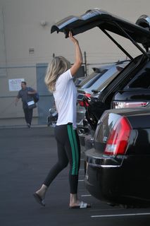 Kaley Cuoco feet photo thumbnail
