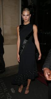Karlie Kloss feet photo thumbnail