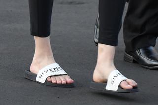 Kaley Cuoco feet photo thumbnail