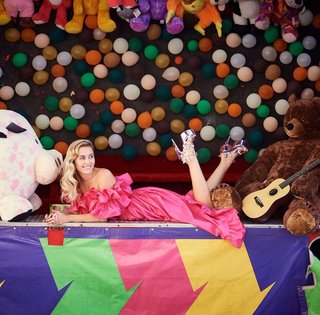 Miley Cyrus feet photo thumbnail