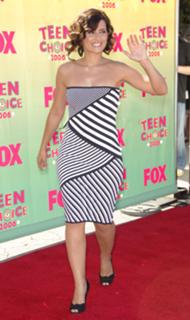 Nelly Furtado feet photo thumbnail