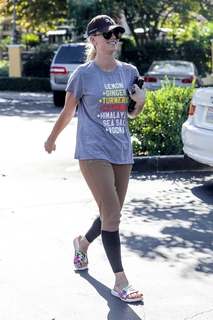Kaley Cuoco feet photo thumbnail