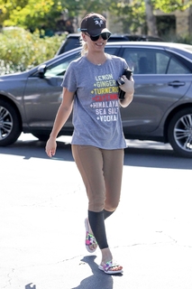 Kaley Cuoco feet photo thumbnail